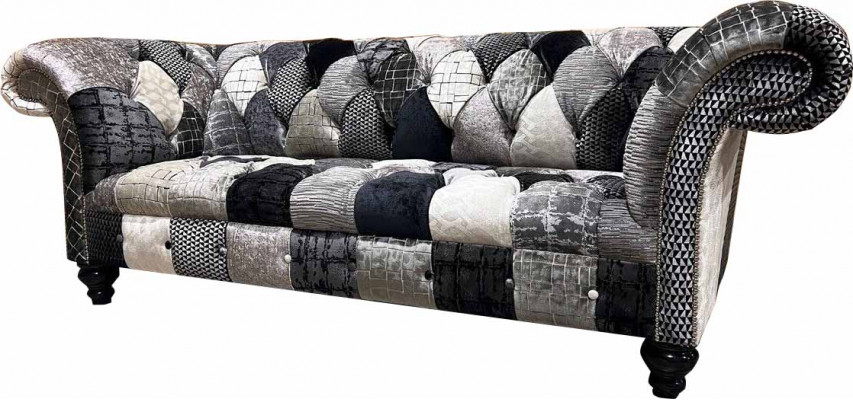 Luxuriéis Samettsofa am Chesterfield-Design mat faarwege Karos