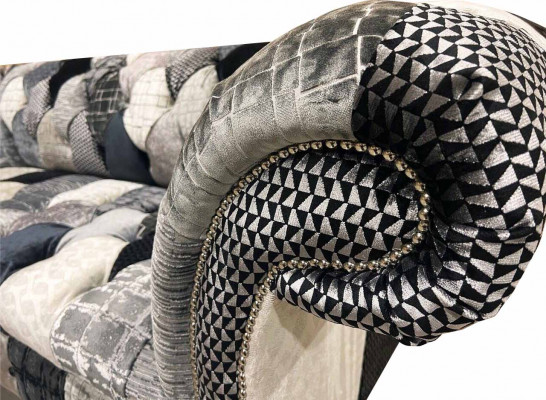 Luxuriéis Samettsofa am Chesterfield-Design mat faarwege Karos