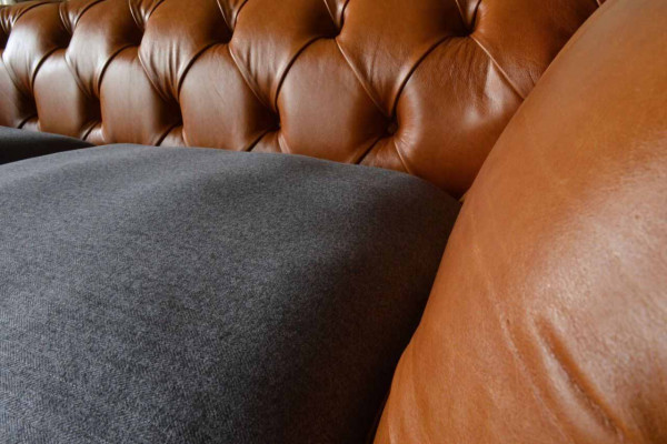 Luxuriéist Konschtléder-Sofa am Chesterfield Design als 3 Sëtzer-Sofa mat dräi Sëtzplazen.