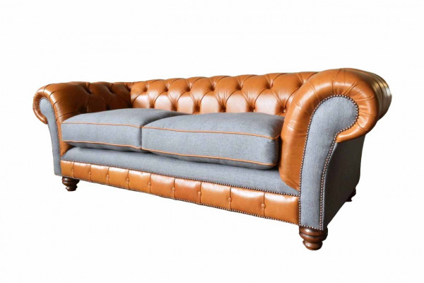 Luxuriéist Konschtléder-Sofa am Chesterfield Design als 3 Sëtzer-Sofa mat dräi Sëtzplazen.