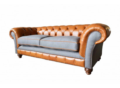 Luxuriéist Konschtléder-Sofa am Chesterfield Design als 3 Sëtzer-Sofa mat dräi Sëtzplazen.