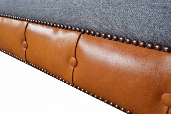 Luxuriéist Konschtléder-Sofa am Chesterfield Design als 3 Sëtzer-Sofa mat dräi Sëtzplazen.