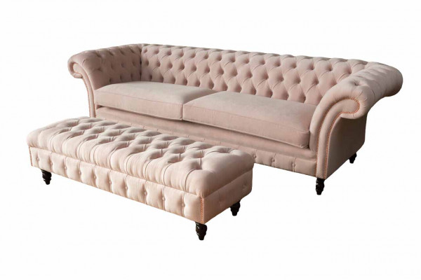 Eng luxuriéis, rosa véiersëtzeger Canapé am Chesterfield-Design, inklusiv Sëtzkëssen.