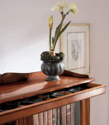 Klassesch Dëscher Design Miwwelen Italienesch Braun Vitrin Holz Luxus Schief