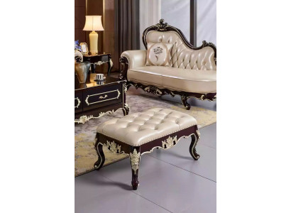 Hocker am Schlofkummer e luxuriéiseg neie perlweiße Chesterfield.