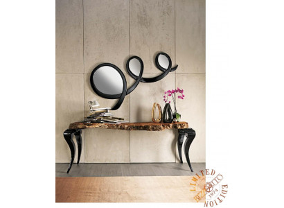 Klasseschen Designer Vollholzkader schwaarze Spigel Wandspigel Miwwelen Italien.