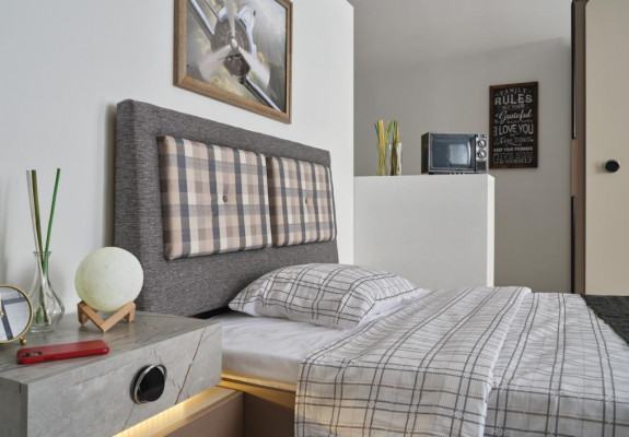 Schlofkummer méi faarweg Komplett Bett Nuetsdësch Kommod Spigel nei