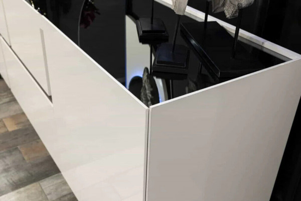 Robuste schwaarz-wäiss Anrichte Iesssall Designer Holz Kommode Miwwelen