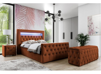 Chesterfield Schlofzëmmer Set Textilbett 2x Holz Nuetsdëscher Hocker