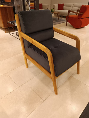 Modernt bloë Sëtz fir Wunnzëmmer, gepolsterte Eenzelsëtz mat Armlehnen.