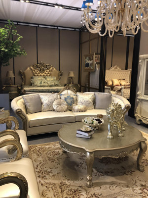 Ronn Sofa Holz geschnëtzte Véiersëtzer Couch Lieder Chesterfield Wunnen