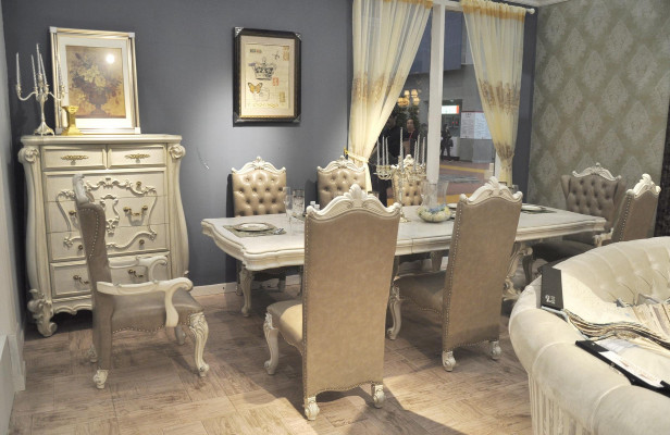 Altwäiss Iesszëmmer Garnitur grousse Iessdësch mat Lieder Chesterfield Still