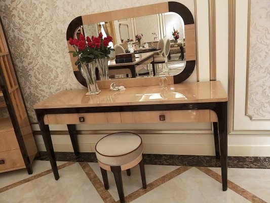 Dësch Konsole Spigel Kommode Schminktisch Schlofzëmmer Hocker Set