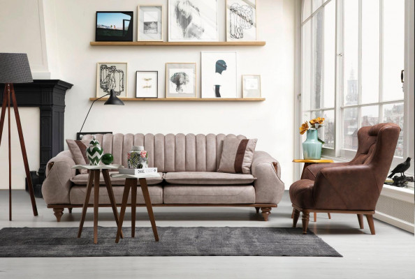 Beige dräisëtzege Chesterfield Couch Gepolsterten Miwwelen Textil Couchen Stoft.