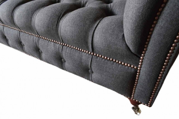 Chesterfield Dräisëtzer Sofa 3 Sëtzer Couch Polster Couchen Design Textil