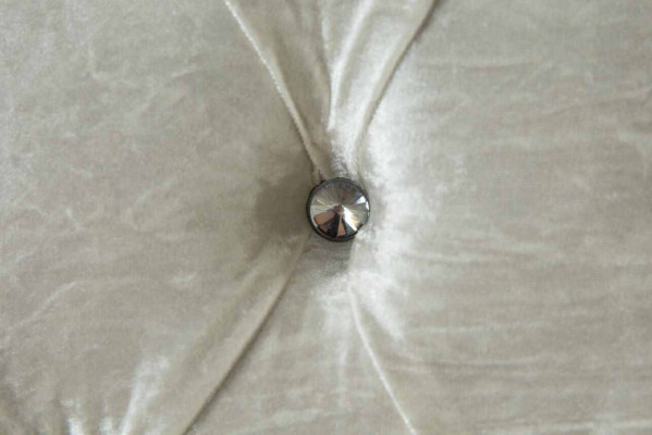 Dreiplazeg wäiss Stoff Wunnzëmmer Design Canapéen Sofa Chesterfield Canapé