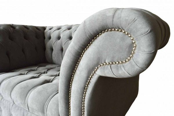 Grau Chesterfield Oueresessel Grau Sessel Couch Stoffcanapé Wunnzëmmer