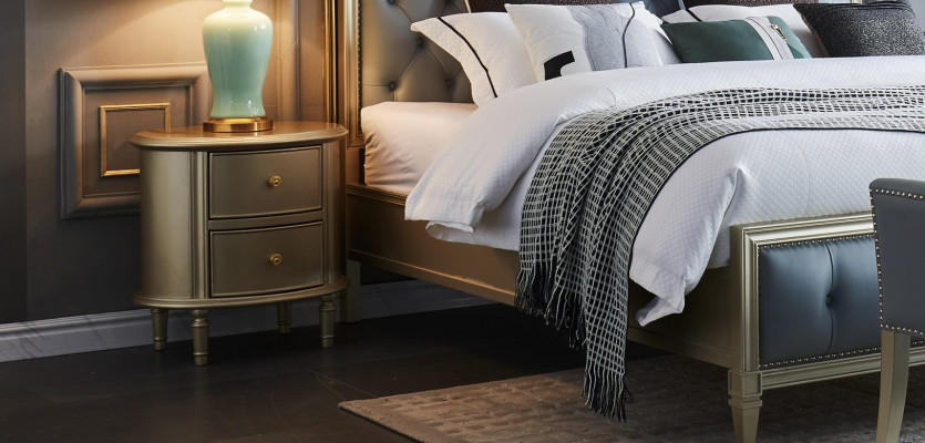 E e Bett am Chesterfield-Stil fir Är Schlofkummer.