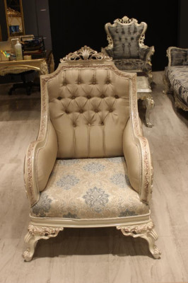 Modern Sofa-Set mat modernen Polstermiwwelen, komfortabele Sessel an engem Kaffisdësch.