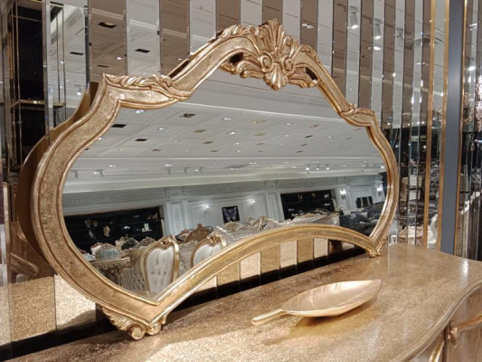 Klasseschen Iessdësch + 6x Still + Anrichte mat Spigel Gold Holz Kommode Nei