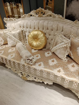 Elegante Sofa 3 Sëtz Plaze Nobele Stilvoll Miwwelen Wunnzëmmer Beige Sofa Nei