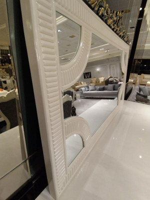 Héichwäerteg elegant Kommode mat Spigel, stilvollem Erscheinungsbild