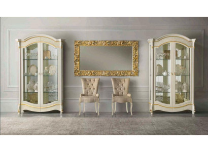 Klassesch Wunnzëmmerméibelen, wäiss-gëllene Holzvitrine Schafméiwen.