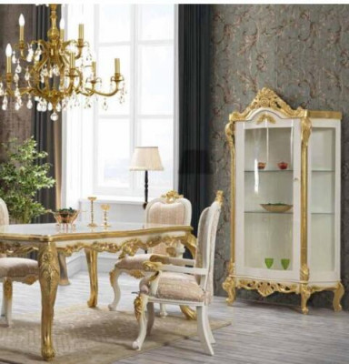 Luxuriéisen Iesszëmmerstull a beige-wäissen Téin mat gëllenen Asätz, klassesch gestaltet.