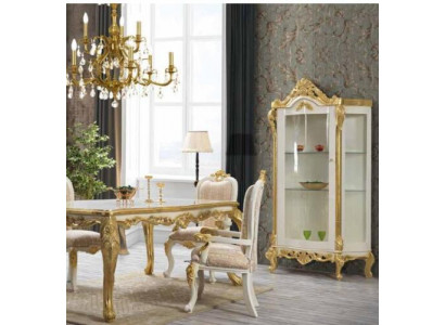 Luxuriéisen Iesszëmmerstull a beige-wäissen Téin mat gëllenen Asätz, klassesch gestaltet.
