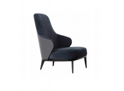 Elegante Fotell mat donkelgréngen Armleefst vun natierlecht Holz, moderne Stil