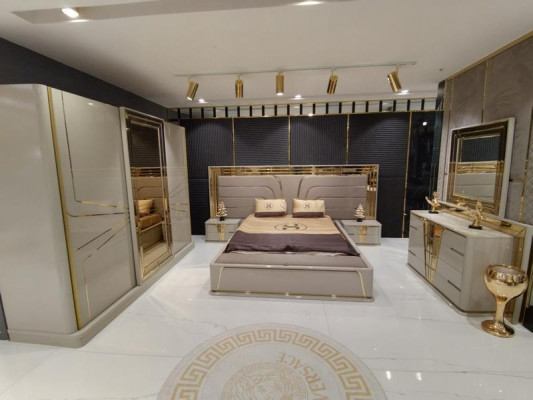 Schlofkummer Komplettbett 2x Nuetsdëscher Kleederschaf Kommode mat Spigel