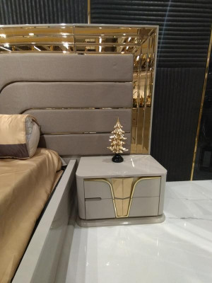 Schlofkummer Komplettbett 2x Nuetsdëscher Kleederschaf Kommode mat Spigel