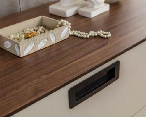 Stilvollen Holzschminktisch Béigen Glasdësch Edel Schlofzëmmermiwwelen