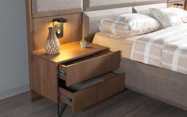 Exklusivt gro Bettzëmmer-Duebbelbett mat 2x Nuetsdëscher 3tlg Set