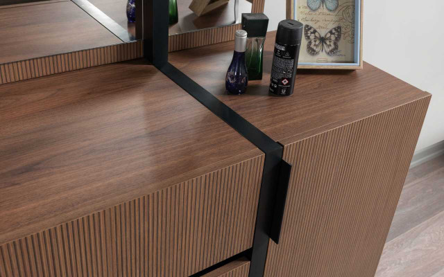 Modern brong Schlofkummerskommode mat 3 Schief an enger Dier aus Holz Miwwelen