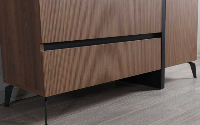 Modern brong Schlofkummerskommode mat 3 Schief an enger Dier aus Holz Miwwelen