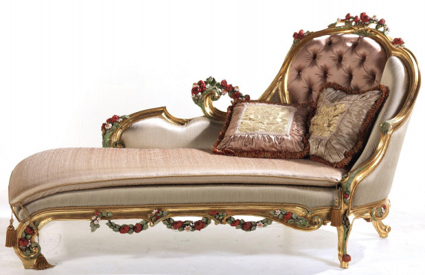 Luxuriéis Chaiselongue mat dekorativen Schnëtzercher.