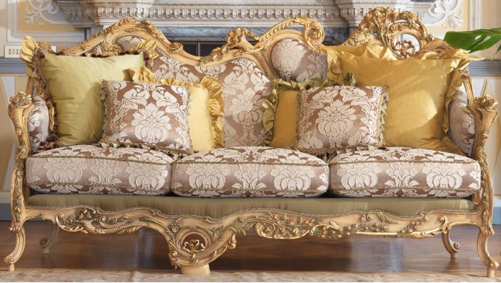 Klassescht Chesterfield-Canapé mat handgeschniddenen Detailer