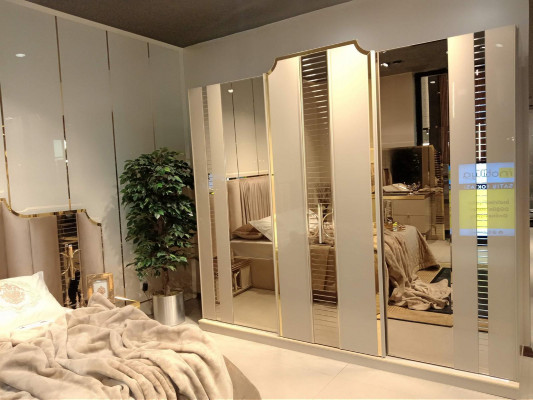 Schlofzëmmer Luxus Kleederschaf beige Holz Design nei Modern Miwwelen