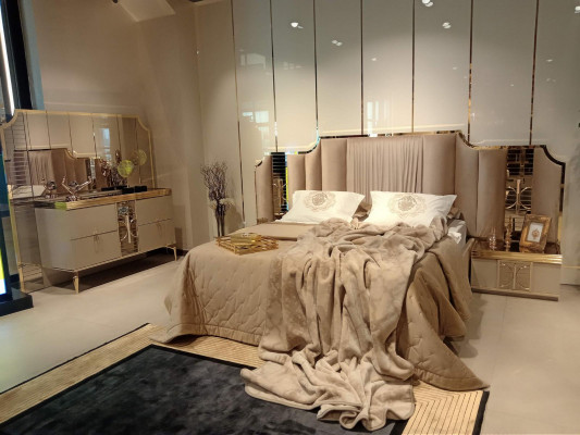 Schlofkummer Set Modern Luxus Bett 2x Nuetsdësch Kommode mat Spigel