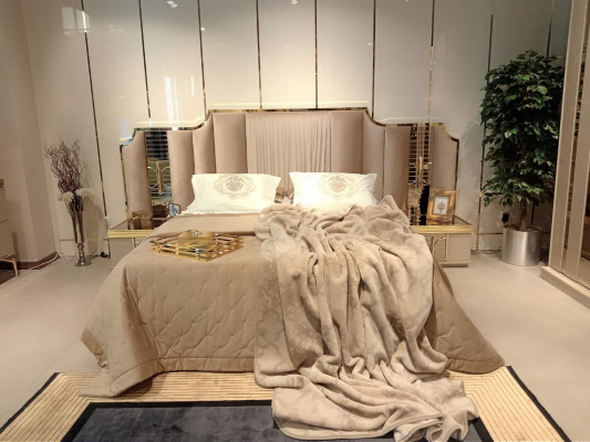 Schlofkummer Set Modern Luxus Bett 2x Nuetsdësch Kommode mat Spigel
