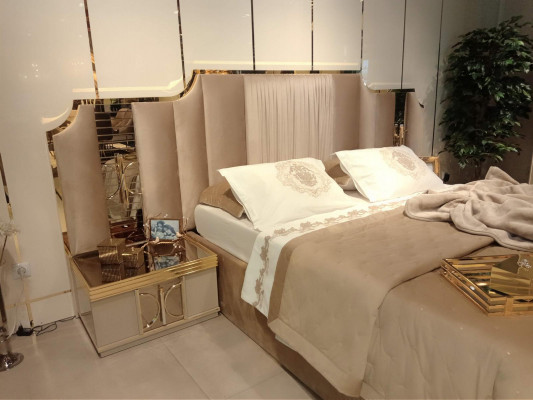 Schlofkummer Set Modern Luxus Bett 2x Nuetsdësch Kommode mat Spigel