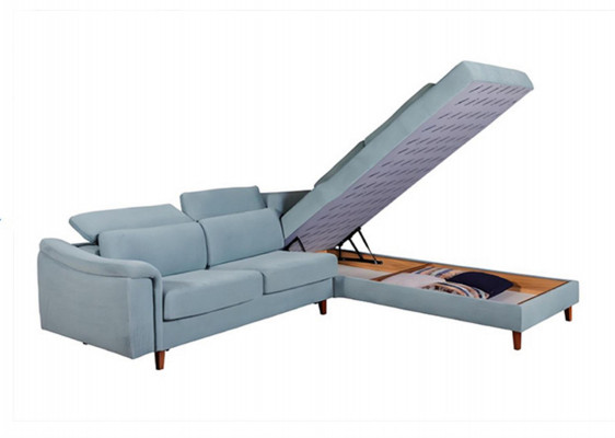 Blo a L-Form Eckcouch fir d’Stot mat Polstermaterialien an engem Designer Holzgestell.