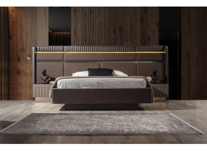 Braune Schlofkummer Set Modern Duebelbett Nuetsdëscher 3-teilleg Garnitur