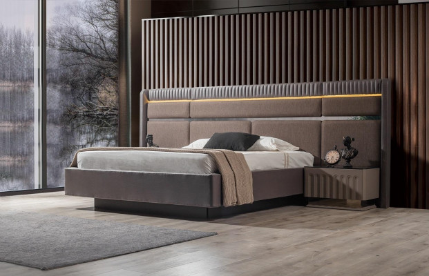 Braune Schlofkummer Set Modern Duebelbett Nuetsdëscher 3-teilleg Garnitur