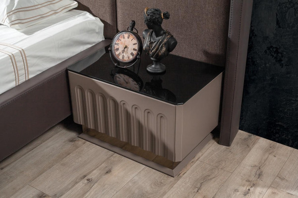 Braune Schlofkummer Set Modern Duebelbett Nuetsdëscher 3-teilleg Garnitur
