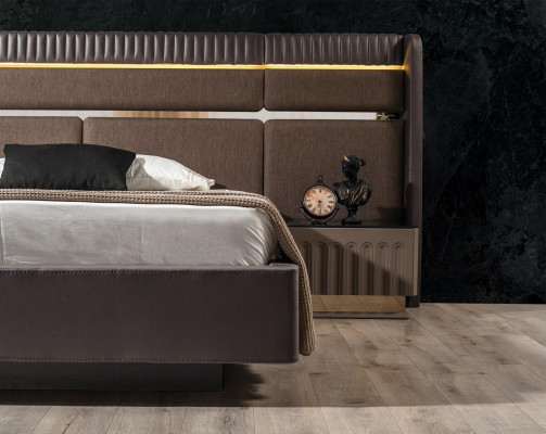 Braune Schlofkummer Set Modern Duebelbett Nuetsdëscher 3-teilleg Garnitur