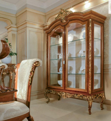 Vitrin, Schief, Vitrine aus Holz, Luxus Glasschaf, Miwwelen Barock.
