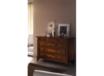 Holzkommod am klassesche Stil op elegante Been fir Won- oder Schlofkummer.