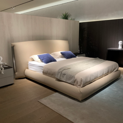 Modern beige Duebelbett Designer Bett Schlofkummer Miwwelen Holzgestell